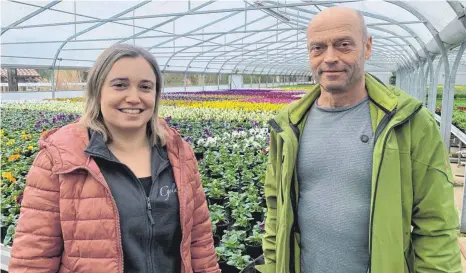  ?? FOTO: LHA ?? Claudia Goldammer-Bereth und ihr Vater Gerhard Goldammer führen in Tannhausen einen Gärtnereib­etrieb und verkaufen dort auch Zimmerpfla­nzen.