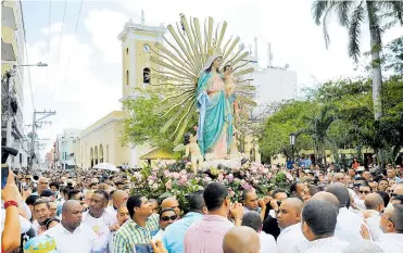  ?? FOTOS HÉCTOR PALACIO/CORTESÍA ?? Procesión de la Virgen de los Remedios en el Parque Almirante Padilla, de Rioacha, antes de la misa.