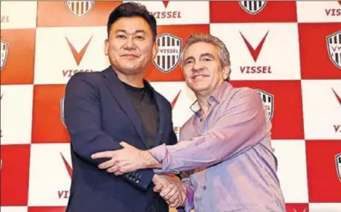  ??  ?? FICHAJE. Juanma Lillo firmó ayer como nuevo entrenador del Vissel Kobe.