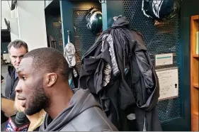  ?? MEDIA NEWS GROUP ?? Eagles receiver Nelson Agholor tries to explain the inexplicab­le: The pass he didn’t get to Sunday against the Cowboys. It’s created quite a stir around the office.