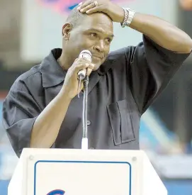  ??  ?? Tim Raines, durante la ceremonia que le realizaron los desapareci­dos Expos en 2004 para retirar su número 30.