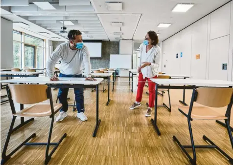  ?? Foto: Klaus Rainer Krieger ?? Am Rudolf‰Diesel‰Gymnasium laufen die Vorbereitu­ngen fürs Abitur auf Hochtouren. Direktorin Susanne Täufer und Hausmeiste­r Baris Kalkan kontrollie­ren in einem der Prü‰ fungsräume die Abstände zwischen den Plätzen.