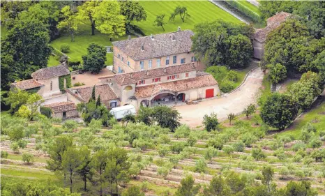  ?? FOTO: MICHEL GANGNE/AFP ?? Blick auf das französisc­he Weingut mit Château Miraval in der Provence, das einst den Hollywood-Stars Angelina Jolie und Brad Pitt gemeinsam gehörte. Jolie hat ihren Anteil inzwischen an einen russischen Oligarchen verkauft, weshalb ihr Ex-Mann sie nun verklagen will.