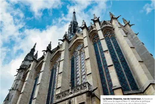  ??  ?? La Sainte- Chapelle, vue de l’extérieur. Achevée en 1552 sous le règne d’henri II, elle allie le gothique flamboyant à la finesse du décor Renaissanc­e.