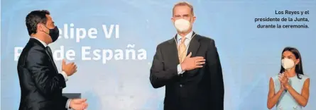  ?? CASA REAL / FRANCISCO GÓMEZ / EFE ?? Los Reyes y el presidente de la Junta, durante la ceremonia.