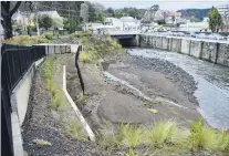  ?? PHOTO: GERARD O’BRIEN ?? Silt from the weekend’s flood covers part of an access ramp to the Water of Leith below the Dundas St bridge.