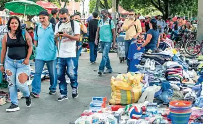  ?? FOTO ?? Espacio Público informó que quiere trasladar a los vendedores de Bolívar al lote del bazar de Los Puentes para crear un mercado similar al de El Rastro, en Madrid, España.