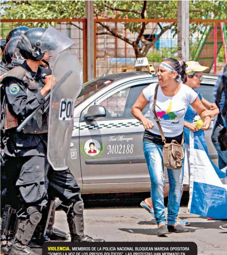  ??  ?? VIOLENCIA. MIEMBROS DE LA POLICÍA NACIONAL BLOQUEAN MARCHA OPOSITORA “SOMOS LA VOZ DE LOS PRESOS POLÍTICOS”. LAS PROTESTAS HAN MERMADO EN LOS ÚLTIMOS DÍAS, PERO LA OPOSICIÓN MANTIENE SUS DENUNCIAS.