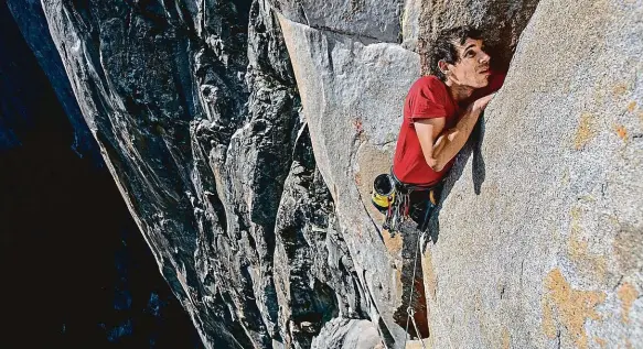  ?? Foto: Artcam Films ?? Nadlidské soustředěn­í Horolezec Alex Honnold sám zdolal devítisetm­etrovou skálu El Capo v Yosemitské­m národním parku.