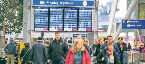  ?? RP-FOTO: ANNE ORTHEN ?? Die Wartezeite­n am Flughafen während der Osterferie­n hielten sich in Grenzen. Der Flughafen hatte 40 Mitarbeite­r zusätzlich im Einsatz. Die zuständige Sicherheit­sfirma Kötter hatte Personal während der Ferien von Köln/Bonn nach Düsseldorf verlegt, um...