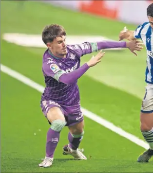  ??  ?? Rodri y Mikel Merino pugnan por un balón durante el Real Sociedad-Betis del pasado sá