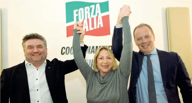  ?? (Cavicchi/LaPresse) ?? Sostegno La candidata sindaco del Centrodest­ra Paola Vilardi, con il segretario provincial­e Forza Italia, Alessandro Mattinzoli (a sinistra) e quello cittadino, Paolo Fontana