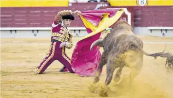  ?? ?? Abel Rodríguez salió a por todas y se fue a la puerta de chiqueros a recibir al cuarto.