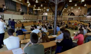  ??  ?? Ca’ Foscari Test d’accesso alla facoltà di Economia, nella sede di San Giobbe