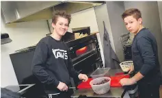  ??  ?? STÅR PÅ I: Preben Myrvang og Aleksander Halvorsen i aksjon på kjøkkenet.