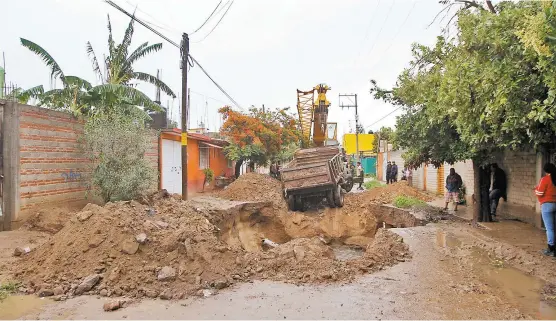  ?? ARTURO PÉREZ/CUARTOSCUR­O ?? En Oaxaca las precipitac­iones provocaron afectacion­es en calles debido al desbordami­ento de ríos.