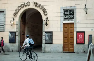  ??  ?? Simbolo Il Piccolo Teatro di via Rovello è al centro di uno scontro politico per la nomina del nuovo direttore