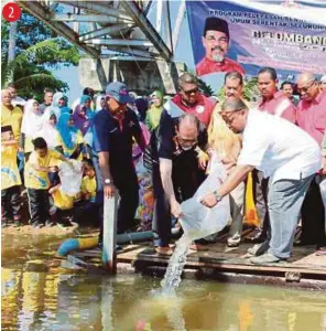  ?? [FOTO NIK ABDULLAH NIK OMAR/BH] ?? Tajuddin melepaskan benih ikan pada Program Pelepasan Benih Ikan Ke Perairan Umum Serentak Seluruh Negara di Tasik Putrajaya, semalam.
Ketua UMNO Bahagian Kubang Kerian, Datuk Seri Mohammad Abdul Ghani (tengah) melepaskan 20,000 anak ikan lampam...