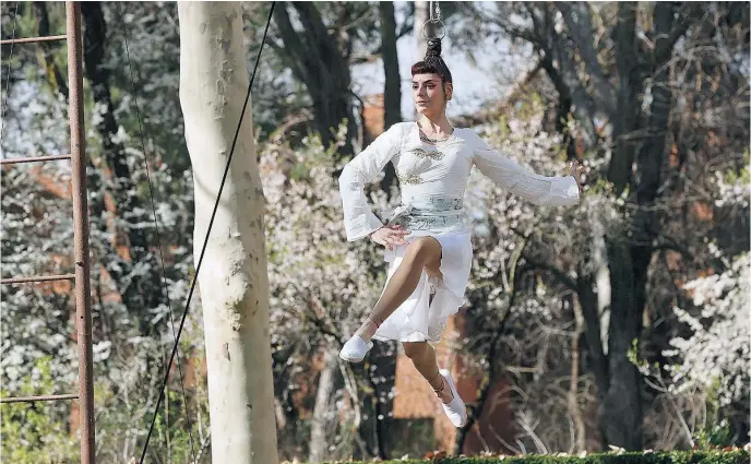  ?? EFE ?? Imagen de una de las bailarinas de Circo Carampa, durante el espectácul­o «Hanami»