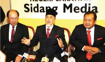  ??  ?? Asfia gestures during the press conference, flanked by DUN Saarwak Deputy Speaker Datuk Gerawat Gala (le ) and Pele.
