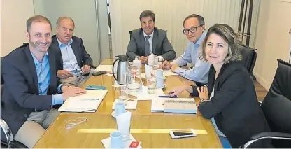  ??  ?? Reunión. Participar­on Bioceres, la dueña de la patente, exportador­es y molineros en la Bolsa de Cereales.