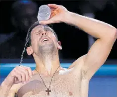  ?? ?? Djokovic se echa agua en la cara al final del segundo set.