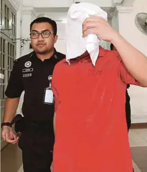  ?? [FOTO MOHD AZREN JAMALUDIN/BH] ?? Izwanuddin (kanan) dihukum gantung sampai mati oleh Mahkamah Tinggi Johor Bahru, selepas didapati bersalah membunuh seorang jutawan dengan menikam mangsa sebelum membakar mayatnya, tiga tahun lalu.