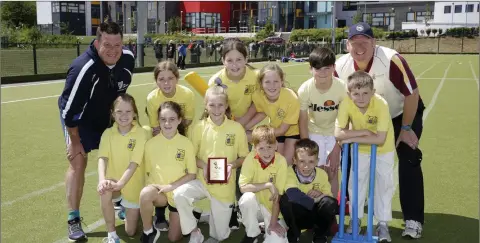  ??  ?? Delgany NS Students with Jim Stewart, Cricket Leinster Wicklow Youth Developmen­t Officer, and David Drane of Greystones Cricket Club.