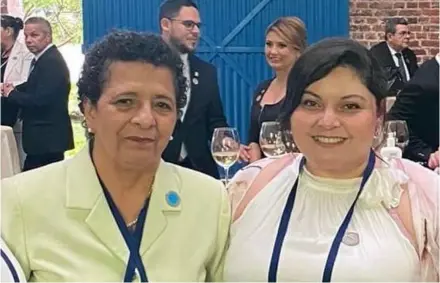  ?? CorTESÍA ?? Adilia Caravaca, presidenta ejecutiva del Inamu, y Cindy Quesada, ministra de la Mujer (derecha), durante la recepción presidenci­al posterior al traspaso de poderes.