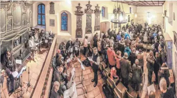  ?? FOTO: PETER SCHLIPF ?? Wetterbedi­ngt musste der evangelisc­he Frühgottes­dienst auf dem Aalener Johannfrie­dhof in die dortige Kirche verlegt werden.