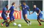  ?? (Reuters) ?? Netherland­s’ Memphis Depay (right) and teammates during a training session at the Qatar University in Doha yesterday.