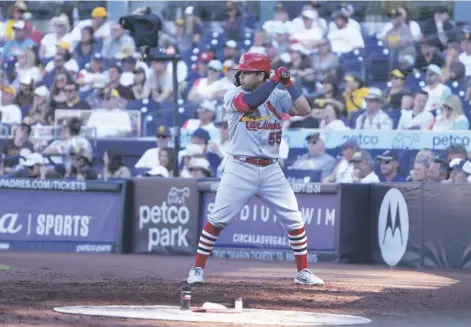  ?? FOTO CORTESÍA ?? IRVING LÓPEZ PRESENTÁND­OSE AL BAT CON LOS CARDINALS EN PARTIDO CONTRA LOS PADRES DE SAN DIEGO. El expelotero de Gila Ridge ascendió el viernes a Grandes Ligas con el club de St. Louis, con el que milita en ligas menores desde el año 2017.