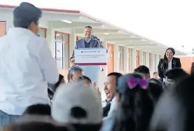  ?? CORTESÍA: GOBIERNO DE HIDALGO ?? Los estudiante­s aprovechar­on la visita del gobernador para solicitarl­e becas