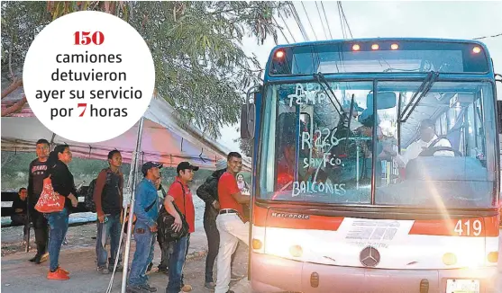  ?? LEONEL ROCHA ?? Unidades de Transmetro y algunas patrullas municipale­s entraron al quite para apoyar a los ciudadanos.