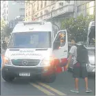  ?? FOTOS: @ALERTASTRA­NSITO ?? ATROPELLAD­O. Este martes un colectivo arrolló a un peatón en la intersecci­ón más conflictiv­a. La víctima fue asistida por el SAME.