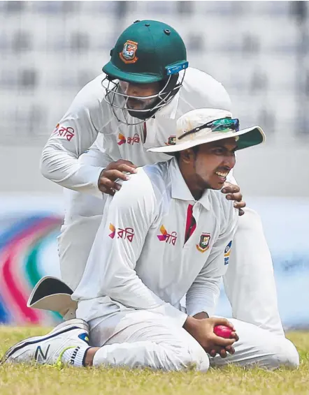  ?? Picture: AP ?? Bangladesh's Imrul Kayes congratula­tes his teammate Soumya Sarkar in yesterday’s historic win.