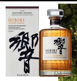  ??  ?? Bei einem Aushängesc­hild fernöstlic­her Blend-Kunst, Hibikis «Japanese Harmony» in der markanten Flasche, gilt: Nomen est omen!
