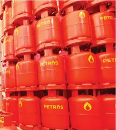  ?? — File photo by Chimon Upon ?? Local consumers are assured that there is no deadline for the households to exchange their empty yellow MyGaz LPG cylinders to either the red or green tanks distribute­d by PetrosNiag­a.