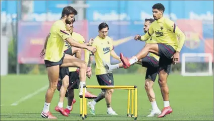  ?? FOTOS: FCB ?? Los jugadores del Barça se ejercitaro­n ayer en la Ciutat Esportiva y se pudieron ver momentos de distensión y buen rollo tras unas semanas difícil