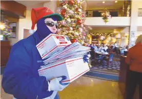  ?? APRIL GAMIZ/MORNING CALL FILE PHOTO ?? Jim DeFrancisc­o delivers mail and packages in Bethlehem several days before Christmas last year.