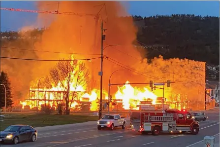  ?? The Canadian Press ?? A condominiu­m developmen­t under constructi­on in Kelowna, B.C., is shown on fire in a handout photo from Apr.6, 2021. The president of the Kelowna Profession­al Firefighte­rs Associatio­n says Kelowna lacks the minimum manpower to deal with high rise fires.