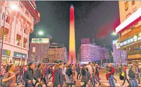  ??  ?? SOLIDARIDA­D. Dos emblemas latinoamer­icanos, el Obelisco en Buenos Aires y