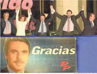  ?? BERNARDO RODRÍGUEZ / EFE / ARCHIVO ?? Javier Arenas, Ana Botella, José María Aznar, Mariano Rajoy y Rodrigo Rato celebrando la victoria en 2000.