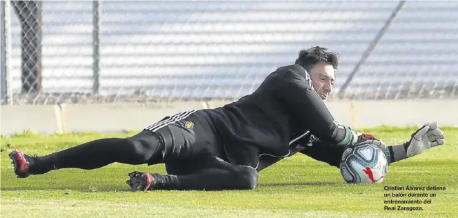  ?? ÁNGEL DE CASTRO ?? Cristian Álvarez detiene un balón durante un entrenamie­nto del Real Zaragoza.