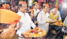  ?? BHUSHAN KOYANDE/ HT PHOTO ?? Shiv Sena party workers perform a ‘Maha Aarti’ in Dadar on Saturday.