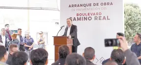  ?? ?? l El gobernador Alfonso Durazo Montaño inició ayer la pavimentac­ión del bulevar Camino Real en Ciudad Obregón.