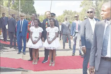  ?? ?? These young girls got the rare opportunit­y to pose with the two Heads of State upon arrival at the Zimbabwe Internatio­nal Trade Fair on Friday.