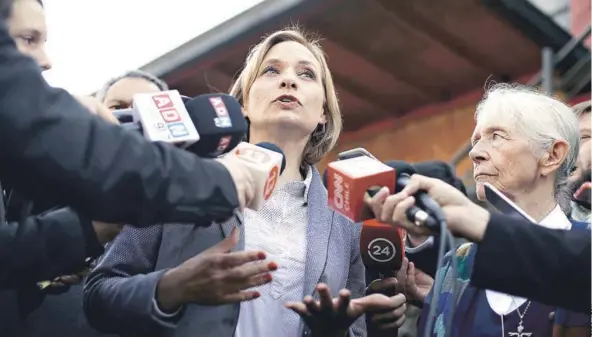  ??  ?? ► La candidata presidenci­al DC, Carolina Goic, al presentar ayer su propuesta de nueva formación técnico-profesiona­l en Huechuraba.