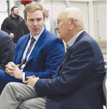  ??  ?? Le premier ministre Brian Gallant en discussion avec John Bragg, PDG d’Oxford Frozen Foods - Acadie Nouvelle: David Caron