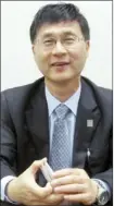  ??  ?? USC코리아 이기환 대표가 오는 5월 23 ~25일 한국에서 열리는 'USC 글로벌 컨퍼런스2013'에대해설명하고있다.